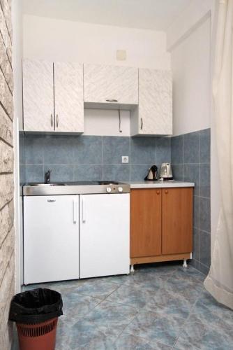 Hostal Apartments And Rooms With Parking Space Makarska - 9128