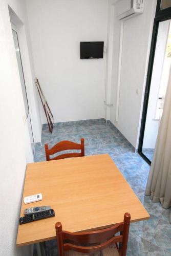 Hostal Apartments And Rooms With Parking Space Makarska - 9128