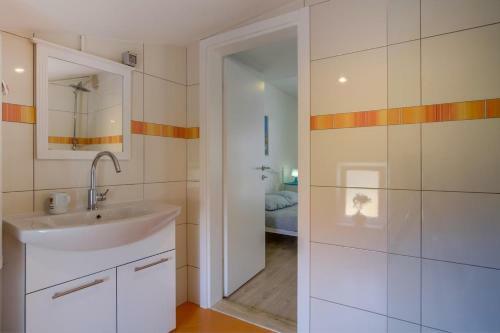 Apartments With A Parking Space Mali Losinj (losinj) - 16019