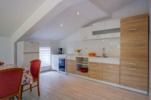 Apartments With A Parking Space Mali Losinj (losinj) - 16019