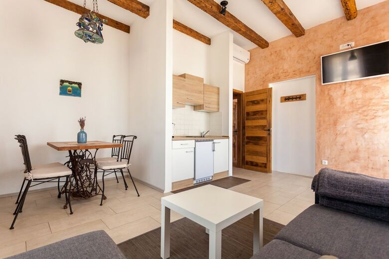 Hostal The House