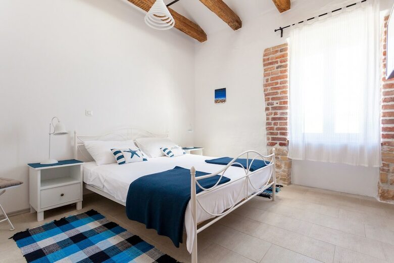 Hostal The House