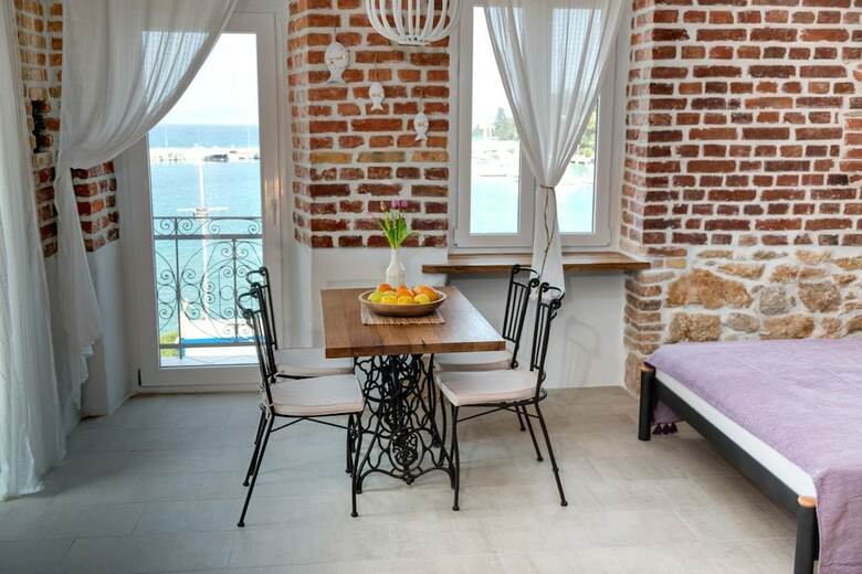 Hostal The House