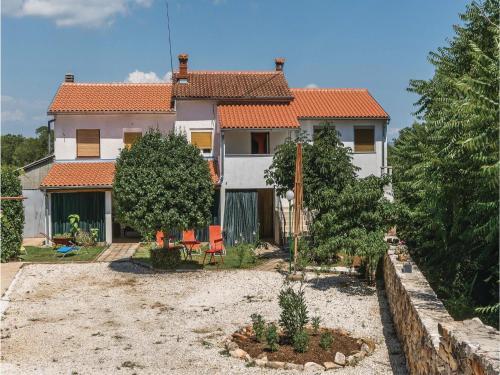 Three-bedroom Apartment In Marcana