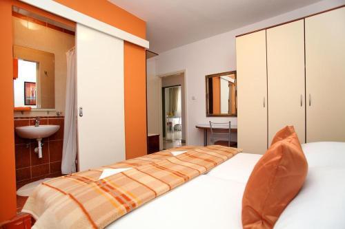 Apartments By The Sea Vinisce (trogir) - 11856