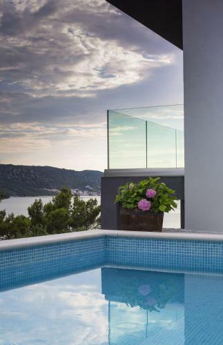 Villa Regina With Swimming-pool And Sea View
