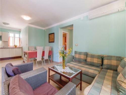 Two-bedroom Apartment In Martinscica