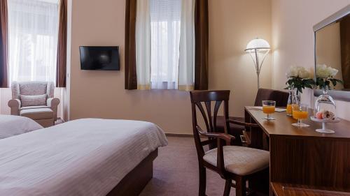 Hotel Maroon