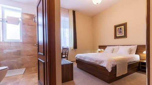 Hotel Maroon