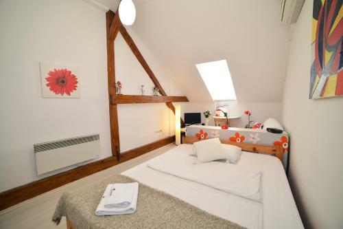 Studio Apartment White
