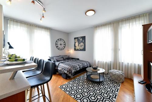 Old Clock Apartment