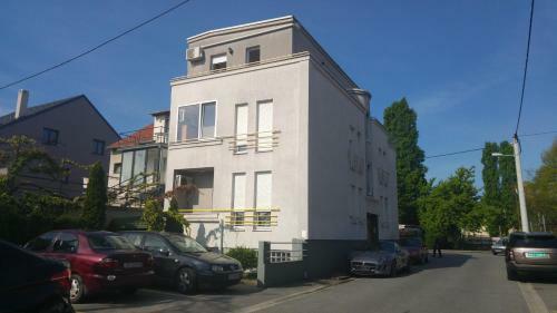 Old Clock Apartment
