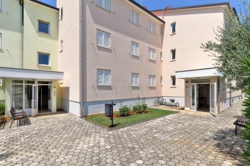 Hostal Diana House With Apartments