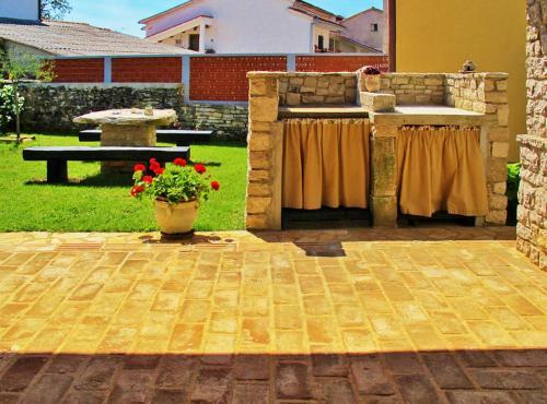 Holiday Home Bozac (roj417)