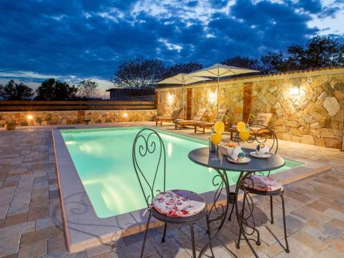 Villa Holiday Home Iva With Pool
