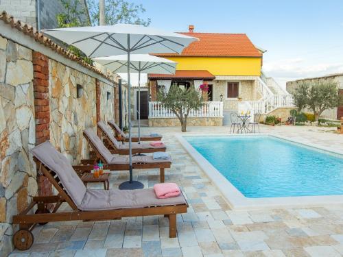 Villa Holiday Home Iva With Pool