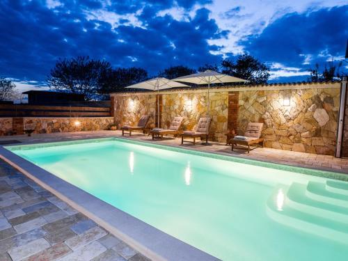 Villa Holiday Home Iva With Pool
