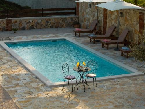 Villa Holiday Home Iva With Pool