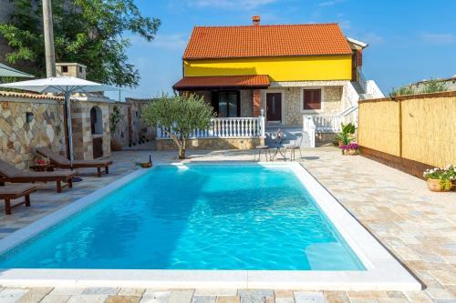 Villa Holiday Home Iva With Pool