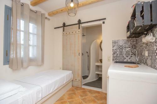 Hotel Ampelos Inn
