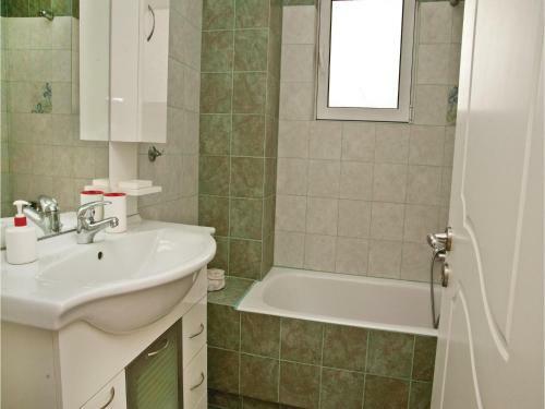 Three-bedroom Holiday Home In Diakopto Achaias