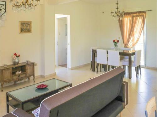 Four-bedroom Holiday Home In Diakopto