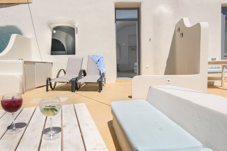 Hostal On The Cliff Suites