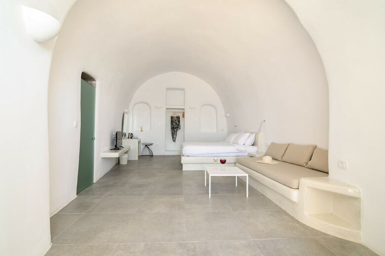 Hostal On The Cliff Suites
