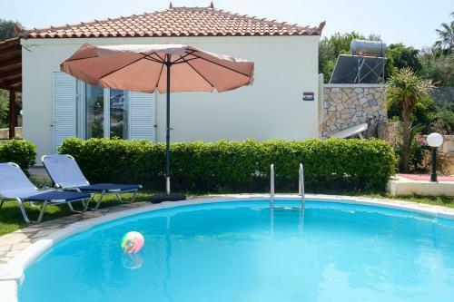 Chill And Relax In A Home With Pool Near The Beach