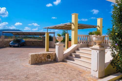 Sunshine Villa With Private Pool