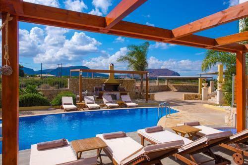 Sunshine Villa With Private Pool