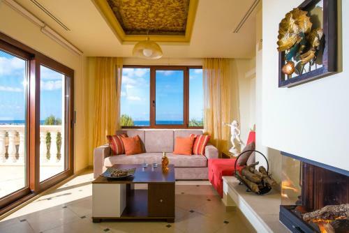 Sunshine Villa With Private Pool