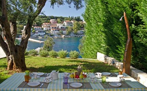 Kassiopi Villa Sleeps 8 Pool Wifi