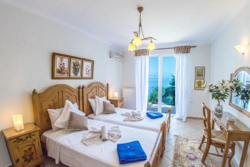 Kassiopi Villa Sleeps 10 Pool Air Con