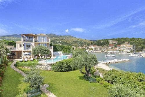 Kassiopi Villa Sleeps 10 Pool Air Con