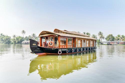 Hotel Oyo 24606 Waves & Wind 3bhk Houseboat