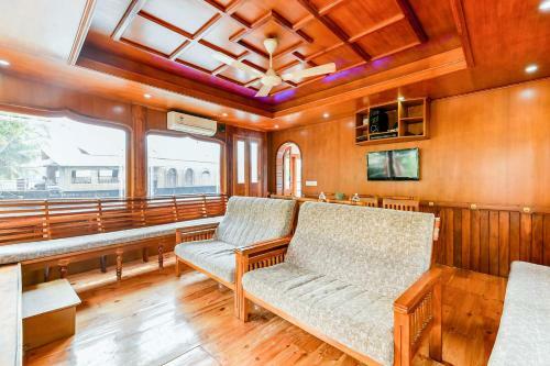 Hotel Oyo 24606 Waves & Wind 3bhk Houseboat