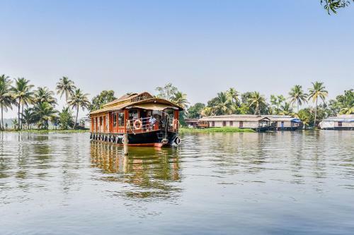 Hotel Oyo 24606 Waves & Wind 3bhk Houseboat
