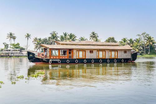 Hotel Oyo 24606 Waves & Wind 3bhk Houseboat