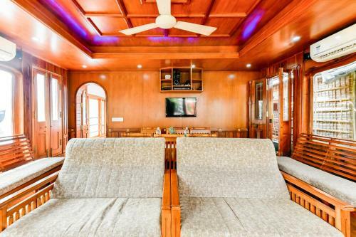Hotel Oyo 24606 Waves & Wind 3bhk Houseboat