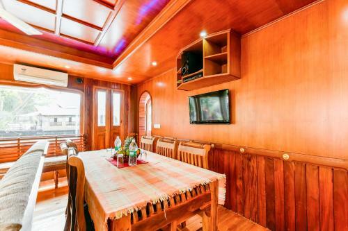 Hotel Oyo 24606 Waves & Wind 3bhk Houseboat