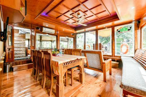 Hotel Oyo 24606 Waves & Wind 3bhk Houseboat