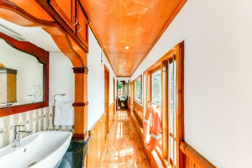 Hotel Oyo 24606 Waves & Wind 3bhk Houseboat