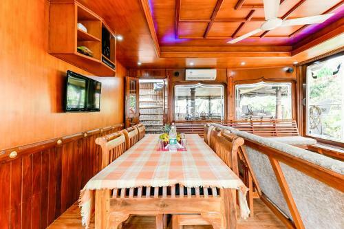Hotel Oyo 24606 Waves & Wind 3bhk Houseboat