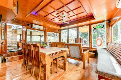 Hotel Oyo 24606 Waves & Wind 3bhk Houseboat