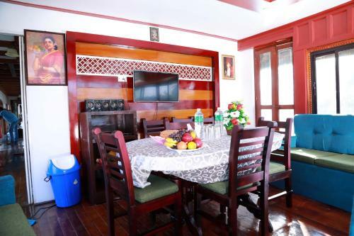 Daddysen Holidays A/c Houseboat