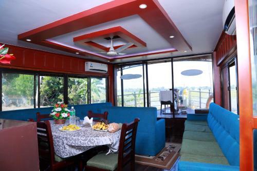 Daddysen Holidays A/c Houseboat