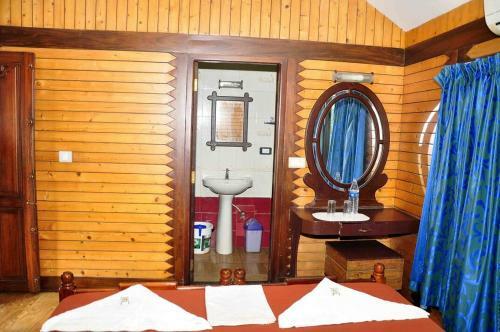 Daddysen Holidays A/c Houseboat