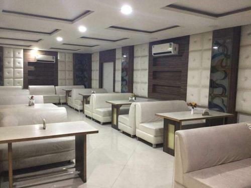 Hotel Parkside Grand Navjyoti