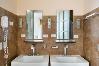 Gaia Hotel & Reserve